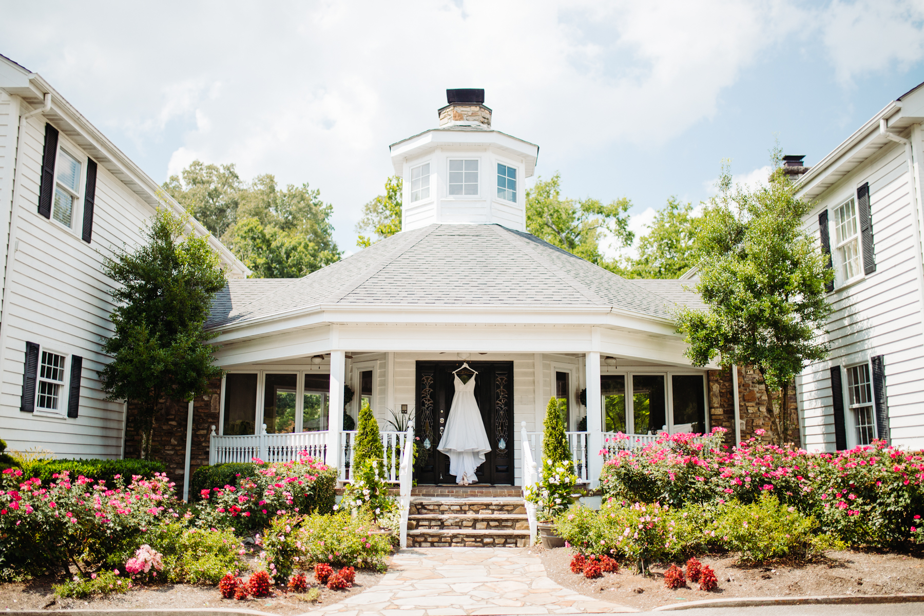 Sunny summer wedding at Dara's Garden in Knoxville, Tennessee 